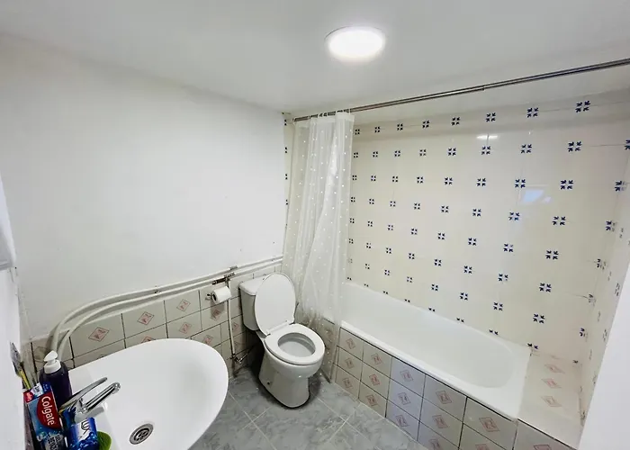 Hostel Japji Esmeriz *